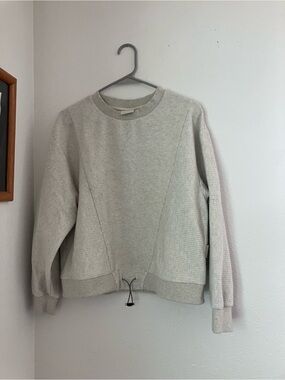 Cozy Light Gray Pullover Sweatshirt with Drawstring Hem (Varley, Size M)